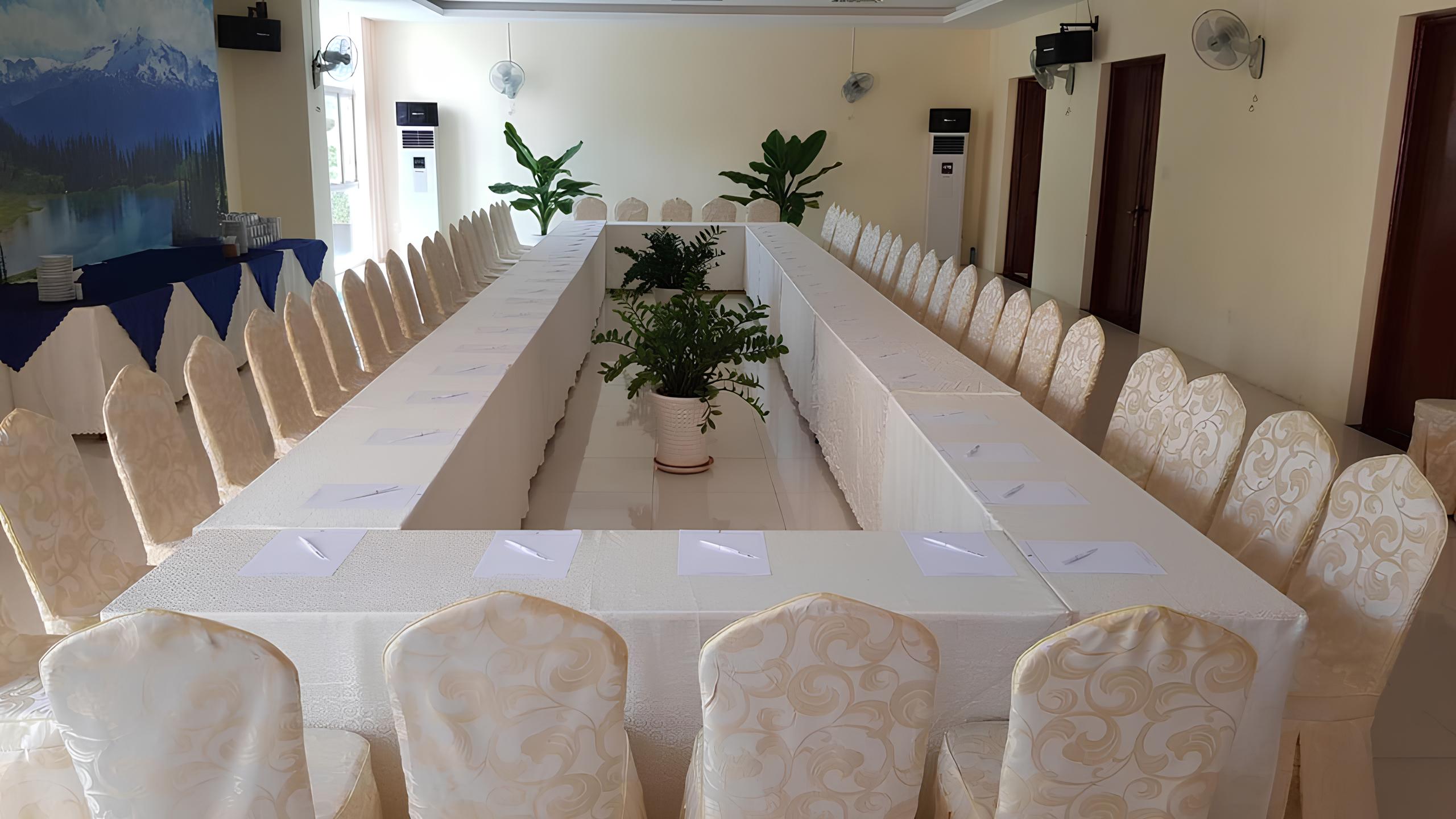 MEETINGS AND BANQUETS